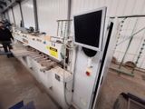 une image d'une machine qui travaille sur un morceau de bois