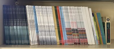 une étagère sur laquelle sont posés de nombreux livres
