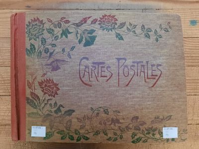 un livre sur lequel figure l'image d'un oiseau et de fleurs