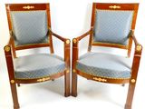 paire de fauteuils en noyer de style Louis XVI, rembourrés de bleu, rembourrés de bleu, rembourrés de bleu, rembourrés de bleu, rembourrés de bleu, rembourrés de bleu