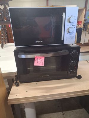 un micro-ondes posé sur une table dans un magasin