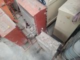 une machine posée par terre à côté d'une pile de cartons