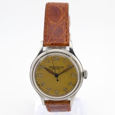 une photo d'une montre-bracelet avec un bracelet en cuir marron