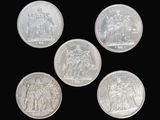 quatre pièces d'argent sur lesquelles figurent l'effigie d'un homme et d'une femme