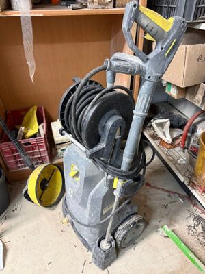 l'image d'une machine installée dans un garage