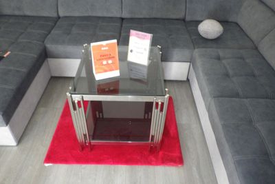 un canapé et une table dans une pièce avec un tapis rouge