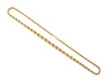un collier en or avec des maillons en forme de corde sur fond blanc