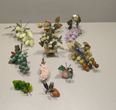 de nombreuses figurines de différentes couleurs et tailles sur la table