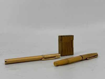 deux stylos et un briquet posés sur une surface blanche