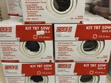 Plusieurs cartons contenant des kits sont posés sur une étagère dans un magasin