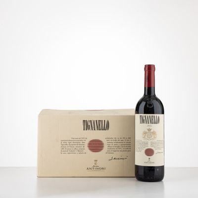 une bouteille de vin rouge à côté d'un carton