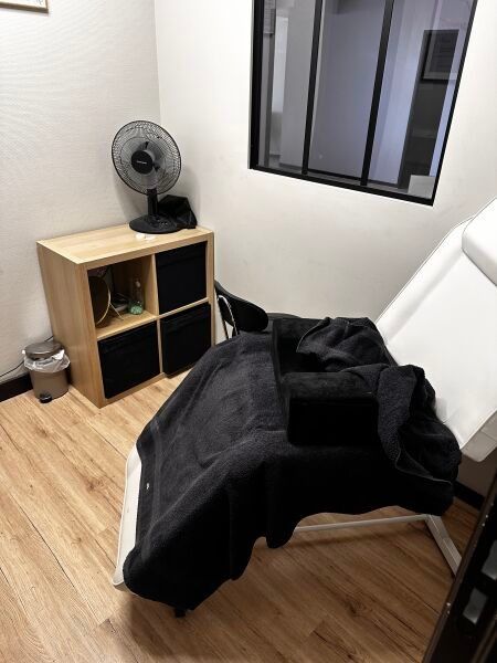 1 table de soin pliable skaï blanc