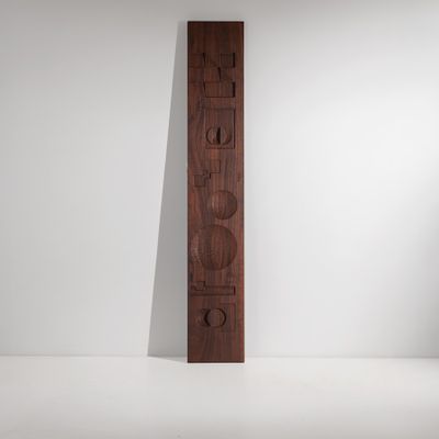 une image représentant un grand objet en bois dans une pièce blanche