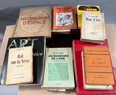 plusieurs livres sont empilés sur une table