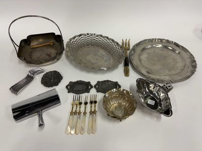 des couverts posés sur une table, comprenant un couteau, une fourchette, une cuillère et un repose-cuillère