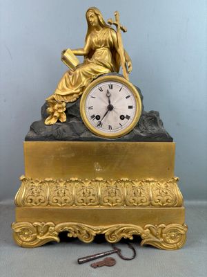 une horloge en or posée sur une table