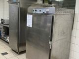 réfrigérateurs en acier inoxydable dans une cuisine professionnelle dotée d'un sol carrelé