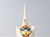 une théière blanche ornée d'un motif coloré