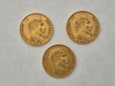 trois souverains d'or, dont l'un représente la tête d'une femme et l'autre celle d'un homme