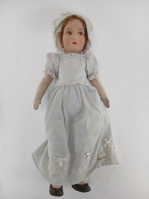 Poupée en tissu vers 1925. H: 53 cm.