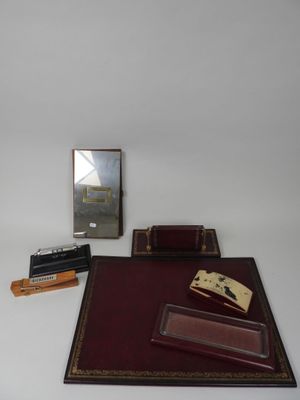 un bureau sur lequel se trouvent un miroir, un stylo et d'autres objets