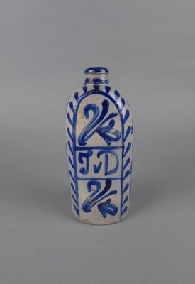 vase bleu et blanc orné d'un motif décoratif sur l'extérieur