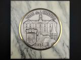 une plaque en marbre blanc sur laquelle figure l'image d'un château