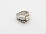 an image of a ring with a pearl in it on a white surface