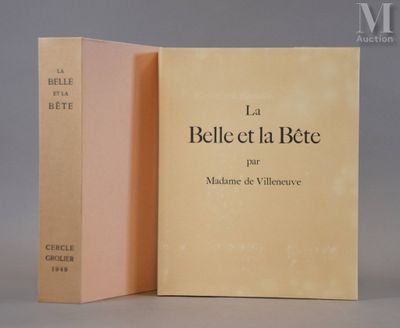deux livres posés l'un à côté de l'autre sur une table