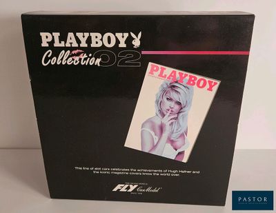 La collection « Playboy », tome 2, se trouve dans la boîte posée sur la table.