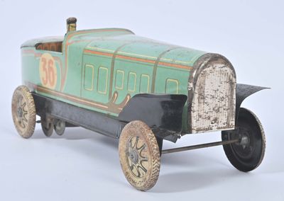 un petit train posé sur une surface blanche
