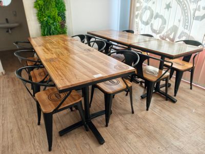 une table et des chaises dans une pièce avec fenêtre