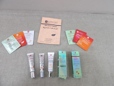 de nombreux types de produits de soin pour la peau disposés sur un lit