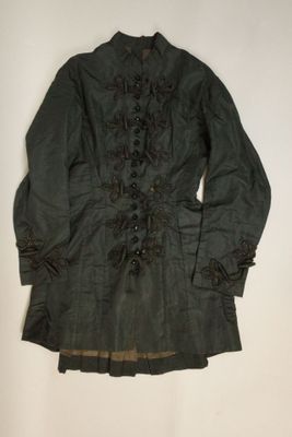 une photo d'une veste verte bordée de dentelle noire