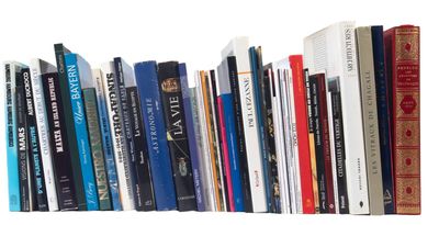 un grand nombre de livres alignés sur une étagère