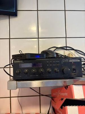 une photo d'une chaîne hi-fi posée sur une étagère dans une cuisine