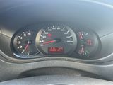 un gros plan sur le tableau de bord d'une voiture avec un compteur de vitesse