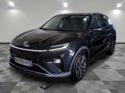 Le nouveau SUV Kia Kole est garé dans un showroom.