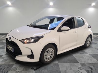 la toyota yaris blanche est garée sur un sol en damier