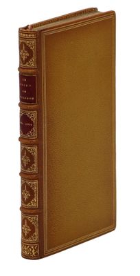 un vieux livre à la couverture brune posé sur une surface blanche