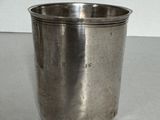 une coupe en argent posée sur une table