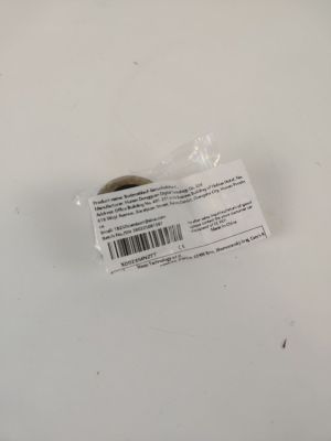 un petit bout de papier sur lequel figure un code-barres