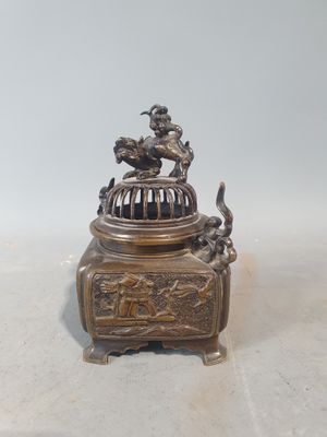 une image représentant une statue en bronze d'un oiseau posée sur une boîte