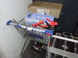 un caddie contenant des outils, à côté d'une boîte