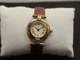 une image d'une montre-bracelet en or avec des chiffres romains