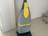un aspirateur posé sur le sol de la pièce