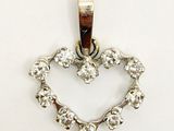 pendentif en argent en forme de cœur sur fond blanc, avec un fond blanc