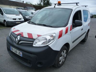 une camionnette blanche avec des bandes rouges et blanches garée dans un parking