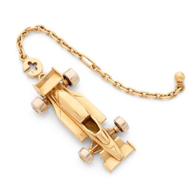 une photo d'un collier plaqué or orné d'une voiture de course
