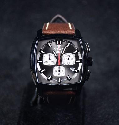 gros plan d'une montre sur une surface noire
